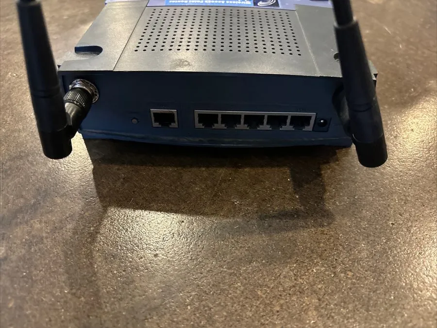 Маршрутизатор Linksys BEFW11S4 11 Mbps 4-Port 10/100 Wireless B Router