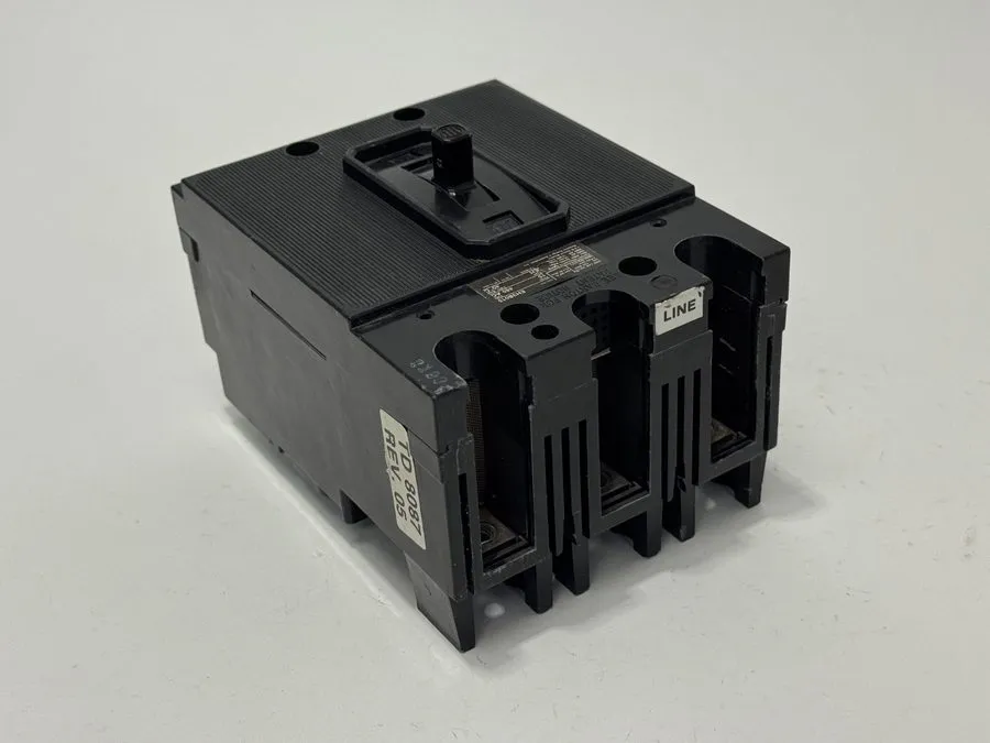 Автоматический выключатель EH3-B015 Siemens ITE Circuit Breaker 3 Pole 15 Amp 48