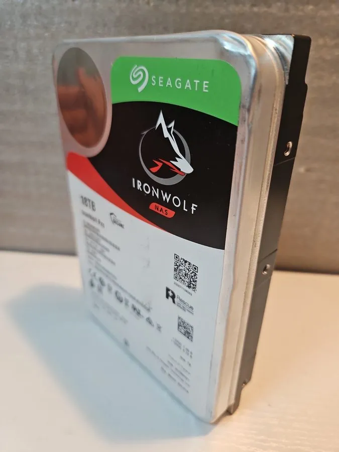 Жёсткий диск Seagate IronWolf Pro 18TB NAS HDD ST18000NE000 7200RPM SATA 3.5” — фото лота 1