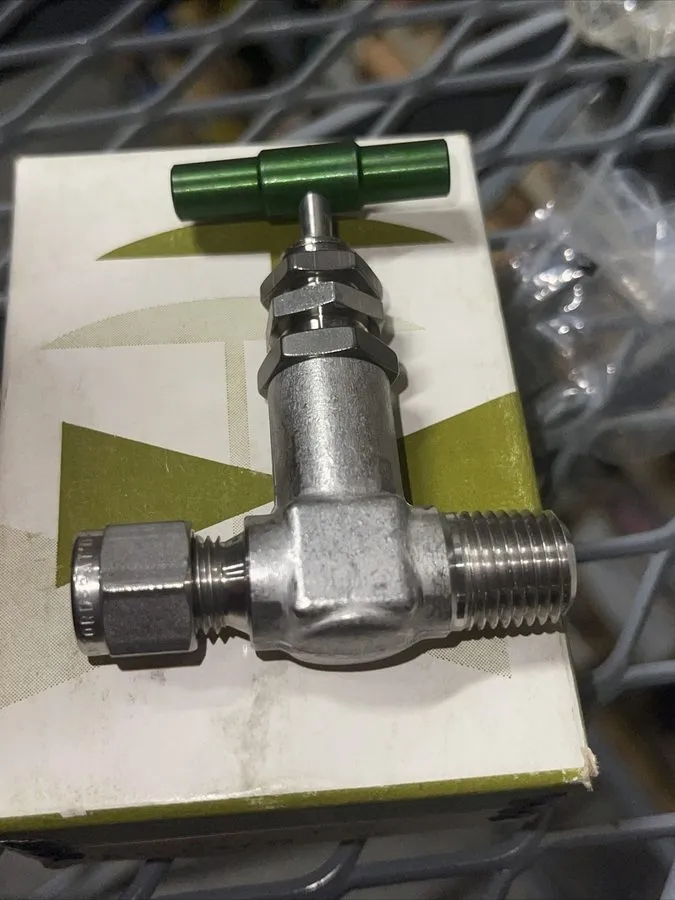Клапан 1/4 MNPT x 1/4 Tube 316ss Shutoff Needle Valve Nupro Swagelok SS-4JB1