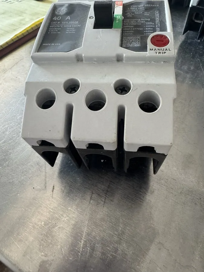 Автоматический выключатель GE TEYL3040B 3 Pole 40 Amp 480V Circuit Breaker Shunt — фото лота 2