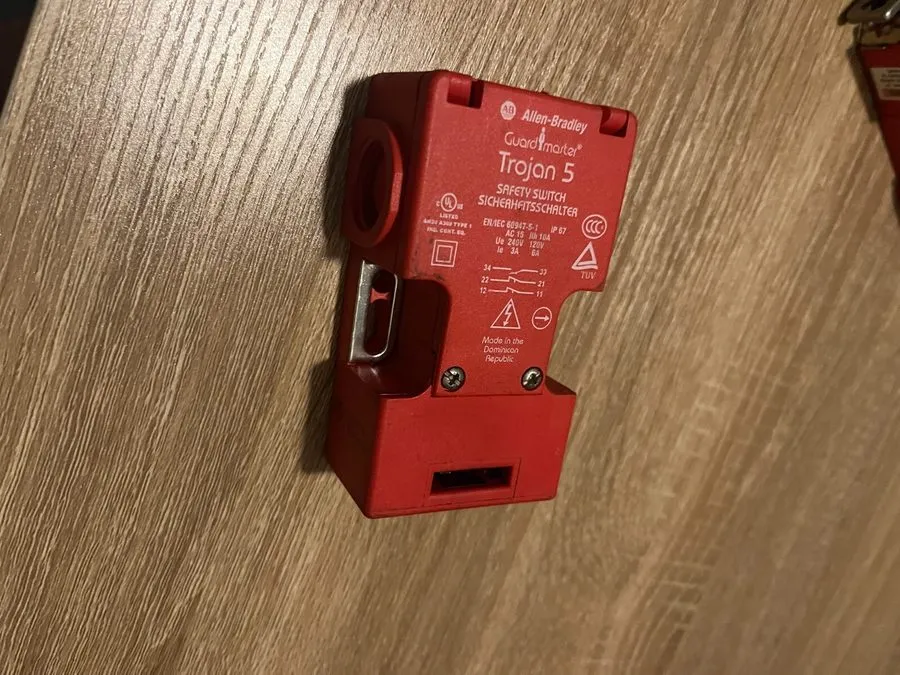 Реле безопасности Allen Bradley Guardmaster Trojan 5 Safety Interlock Switch 440