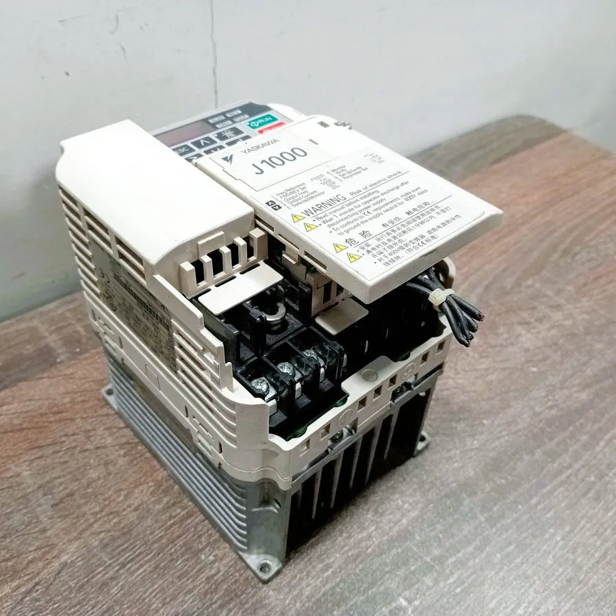 Частотный преобразователь Yaskawa inverter J1000 CIMR-JBBA0006BAA 0.75KW 220V — фото лота 1