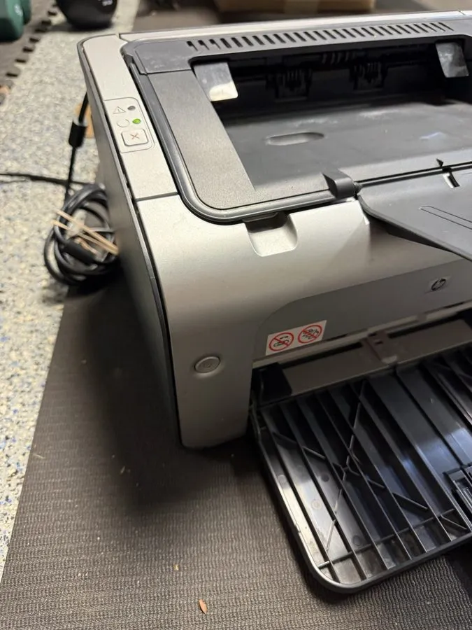Лазерный принтер HP LaserJet P1006 Laser Printer in Great shape/ Low Page count — фото лота 1