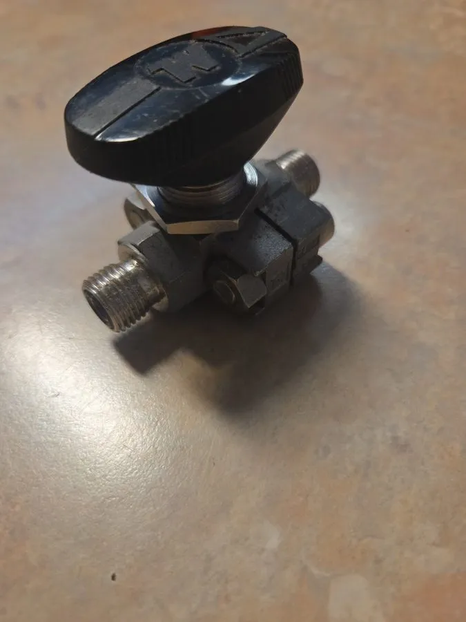 Клапан BOX OF 2 SWAGELOK SS-33VS4 STAINLESS STEEL VALVE 1/4"