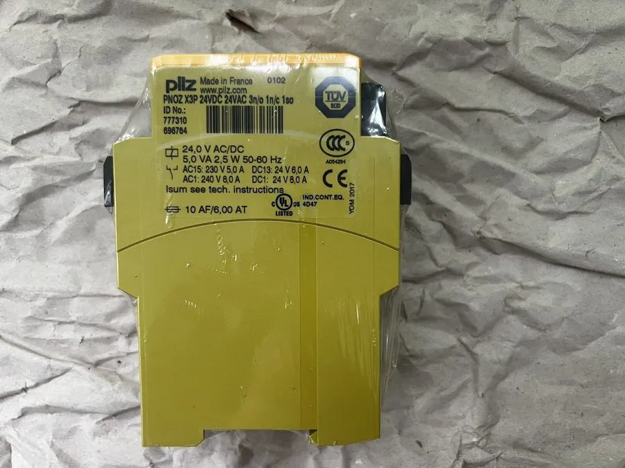 Реле безопасности PILZ PNOZ X3P 24VDC 3n/o 1n/c SAFETY RELAY