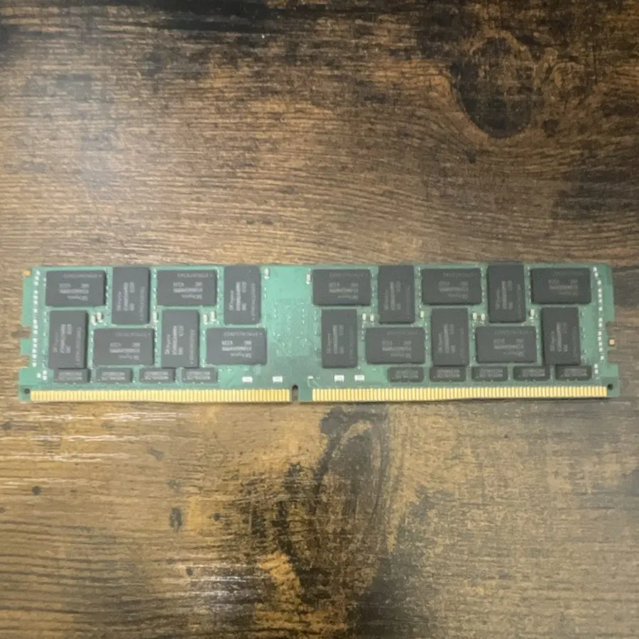 Модуль памяти SK hynix 64GB DDR4 LRDIMM ECC Registered PC4-2400T 288-Pin HMAA8GL