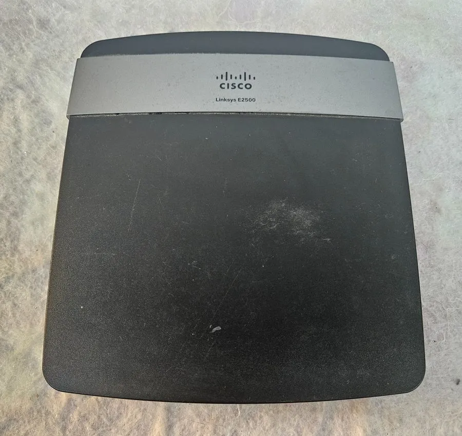 Маршрутизатор Cisco Linksys EA2700 300 Mbps 4-Port Gigabit Wireless N Router