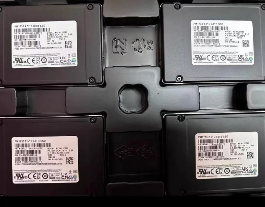 SSD-накопитель 7.68TB Samsung PM1733 SSD DELL 0Y27TR NVME MZ-WLJ7T60 u.2 MZWLJ7T