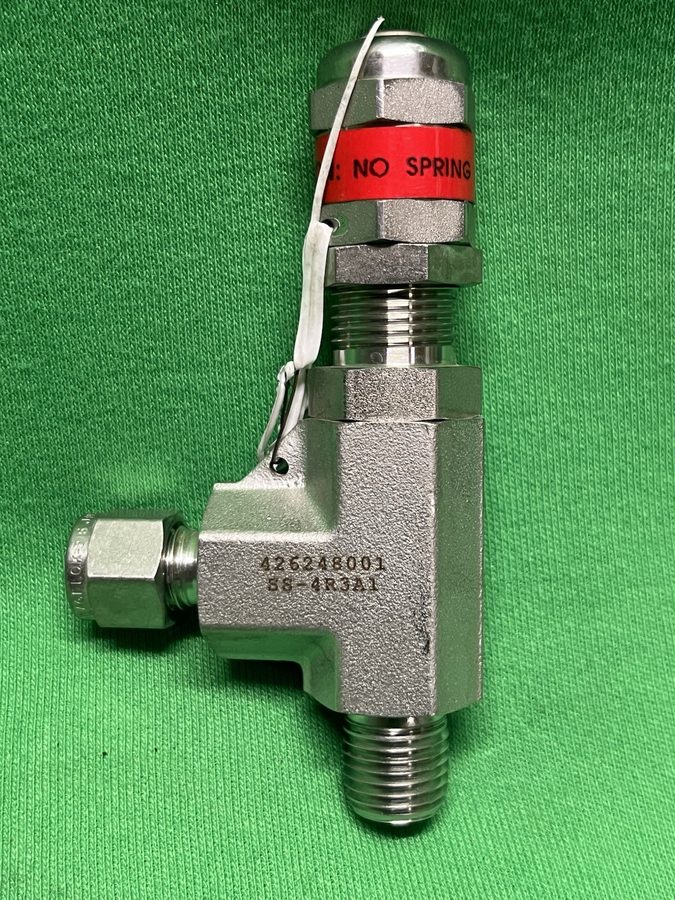 Клапан SWAGELOK SS-4R3A1 HIGH PRESSURE RELIEF VALVE 316 STAINLESS STEEL 1/4" NPT — фото лота 1