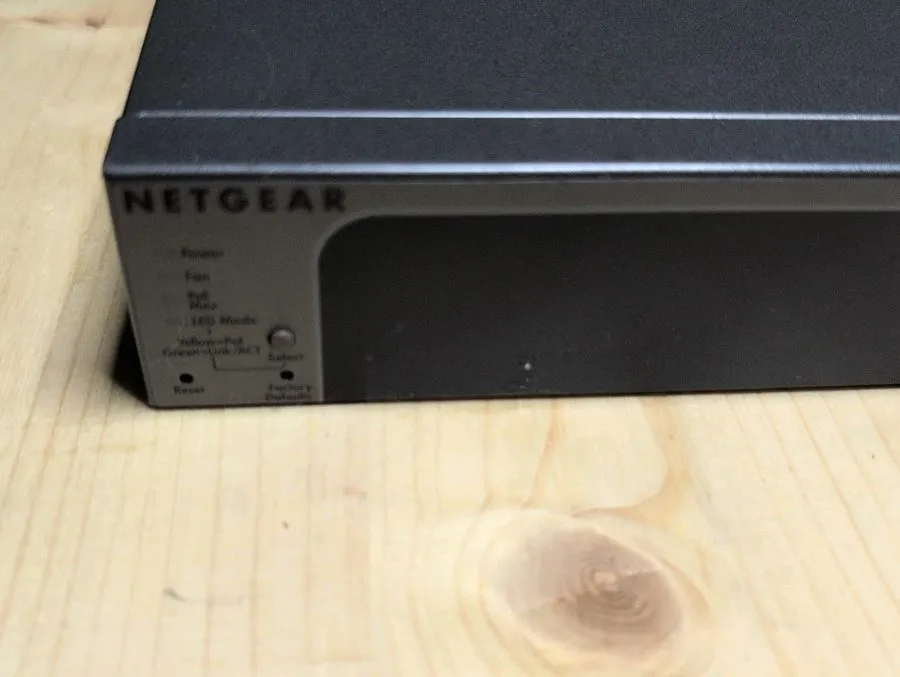 Коммутатор NETGEAR GS728TP Pro 24 Port Gigabit Smart PoE+ Switch 190W 4x SFP GS7 — фото лота 1