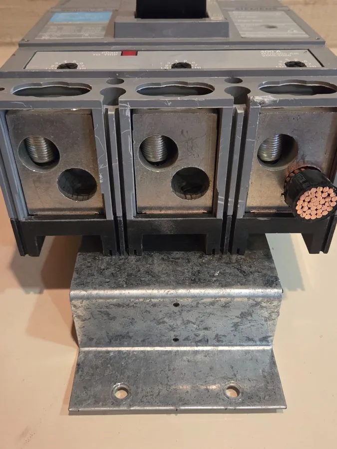 Автоматический выключатель SIEMENS SENTRON CIRCUIT BREAKER JXD63B400 400 AMP 3-P