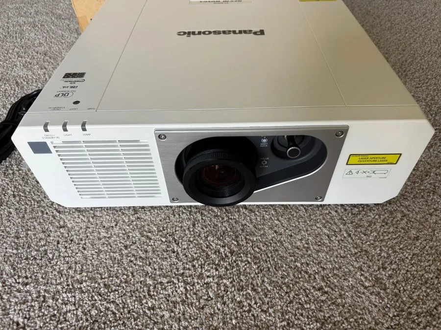 Проектор Panasonic PT-RZ570 5400 Lumen Laser DLP Projector (3427 hours) — фото лота 1