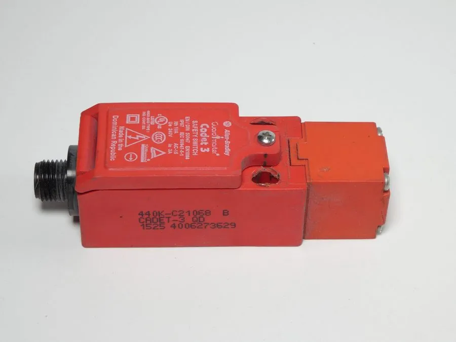 Реле безопасности Allen-Bradley 440K-C21068 Safety Interlock Switch Cadet 3 Guar