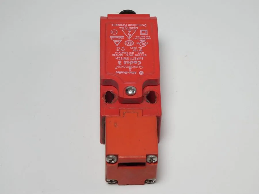 Реле безопасности Allen-Bradley 440K-C21068 Safety Interlock Switch Cadet 3 Guar — фото лота 2