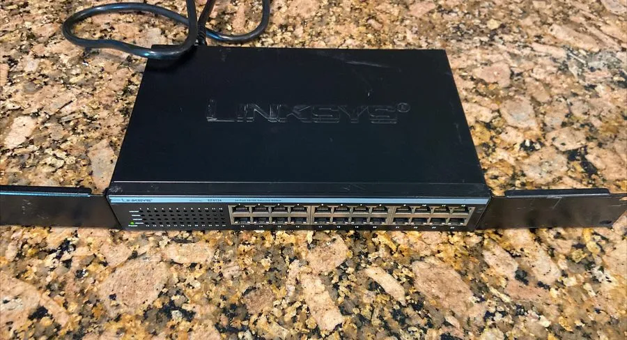 Коммутатор Cisco Linksys EF4124 24-Port 10/100 Ethernet Switch i682