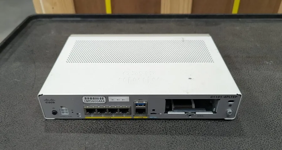 Маршрутизатор Cisco C1101-4PLTEP ISR 1101 4 Port Ge Ethernet LTE Secure Router — фото лота 1