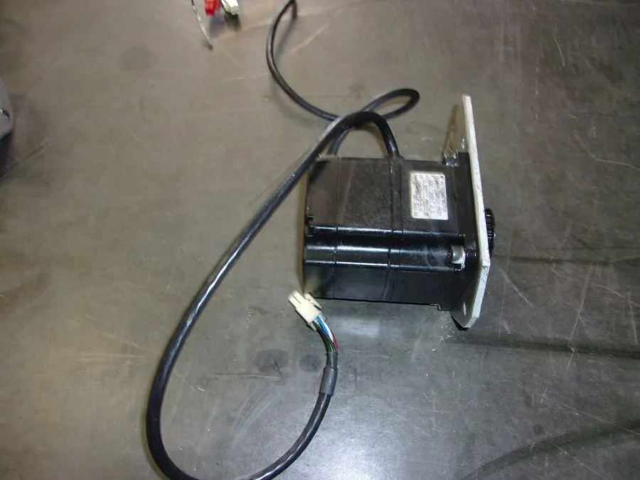 Серводвигатель SGMPH-02A1A-YR31 YASKAWA MOTOMAN ROBOT AC SERVO MOTOR #4017PT172