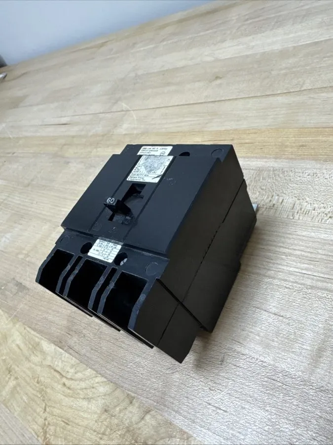 Автоматический выключатель Siemens BQCH3B060 Bolt-On Circuit Breaker 3 Pole 60 A