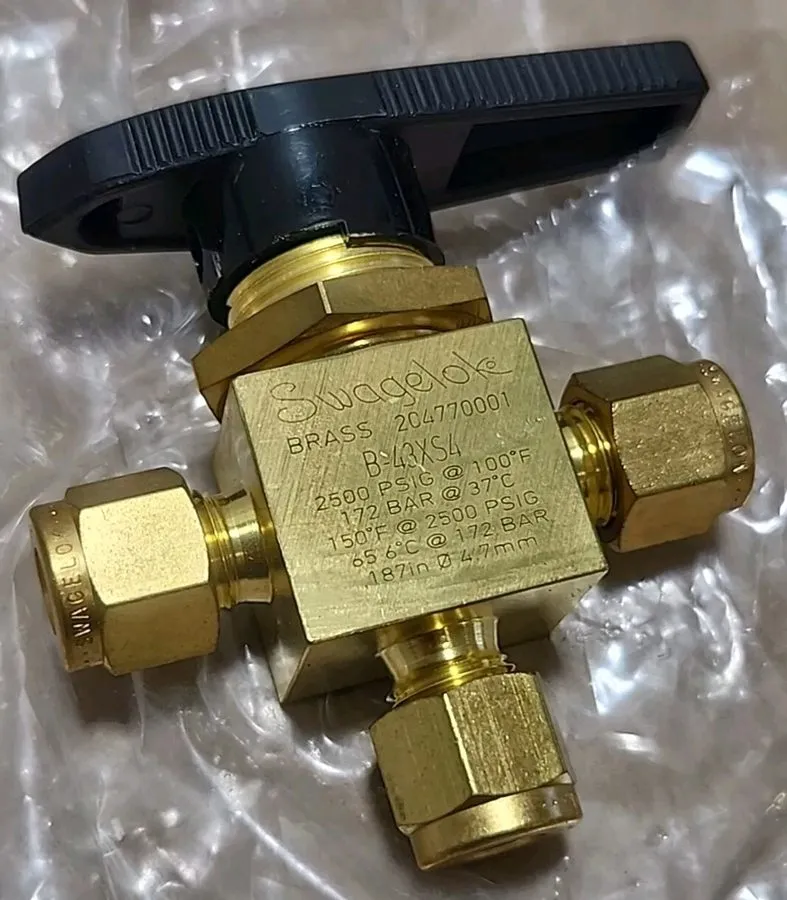 Клапан Swagelok B-43XS4 Brass 40 Series 3-Way Ball Valve FNSP