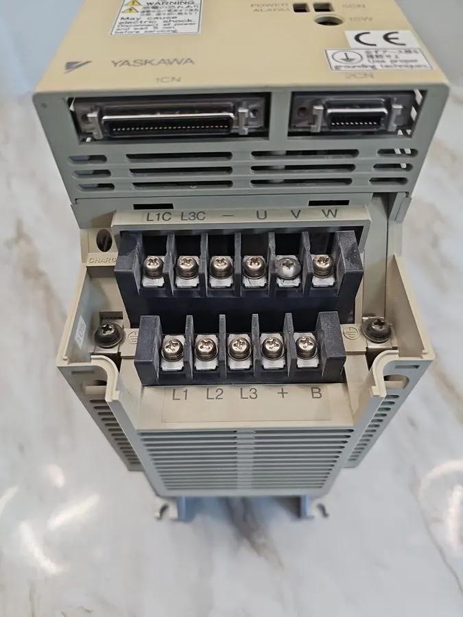 Сервопривод Yaskawa SGDB-05VD Servopack Servo Drive 200-230VAC 0-230VAC 3PH 0.60 — фото лота 1