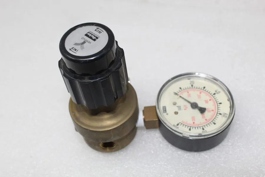 Клапан Wika Pressure Gauge; 2-1/2"; 0-100PSI Parker IR4B100 Valve — фото лота 1