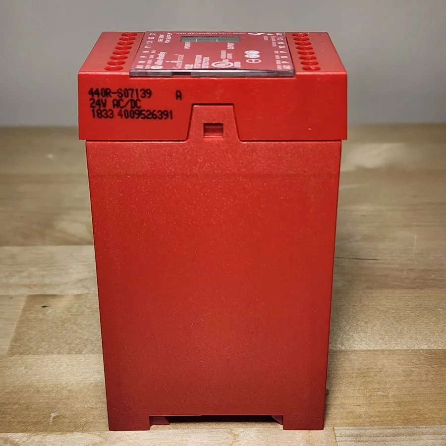 Реле безопасности Allen-Bradley 440R-S07139 CU2 Safety Relay 24V AC/DC