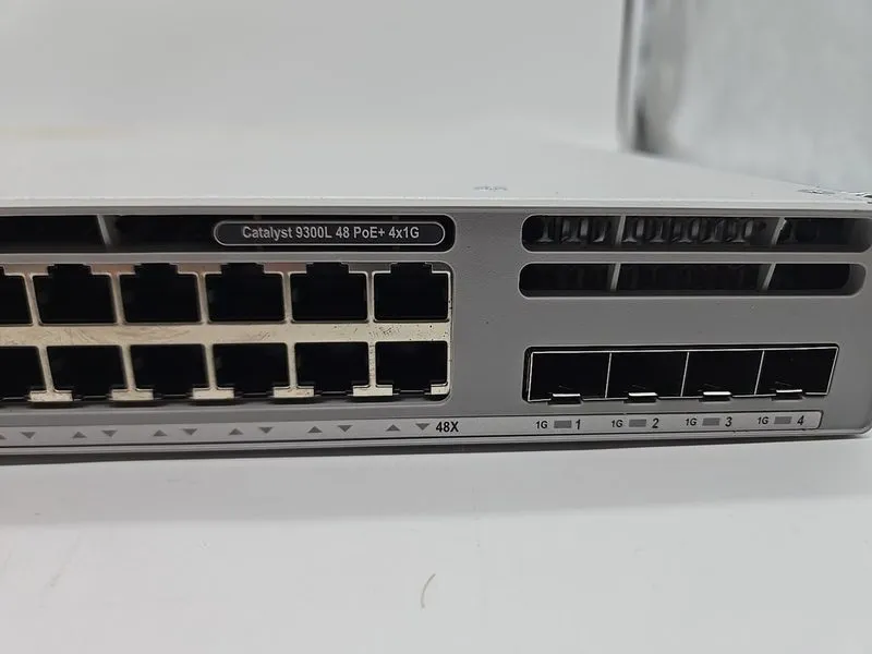 Коммутатор Cisco C9300L-48P-4G-E 48-Port Gb PoE+ 4-Port 1GE SFP Uplink — фото лота 2