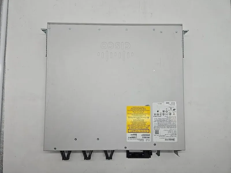 Коммутатор Cisco C9300L-48P-4G-E 48-Port Gb PoE+ 4-Port 1GE SFP Uplink — фото лота 4