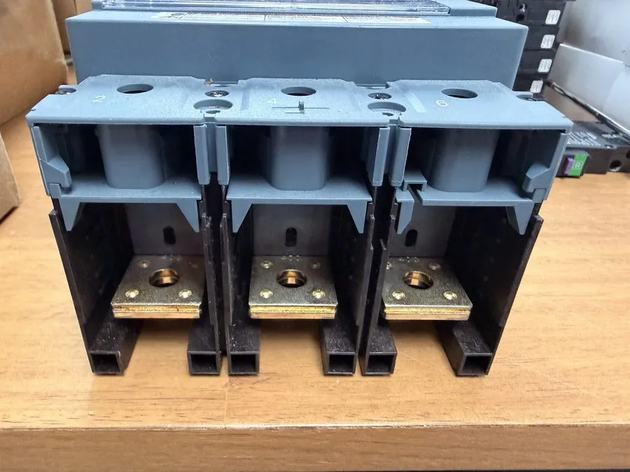Автоматический выключатель Siemens 3VA5340-5EC31-0AA0 Bolt On Circuit Breaker 40