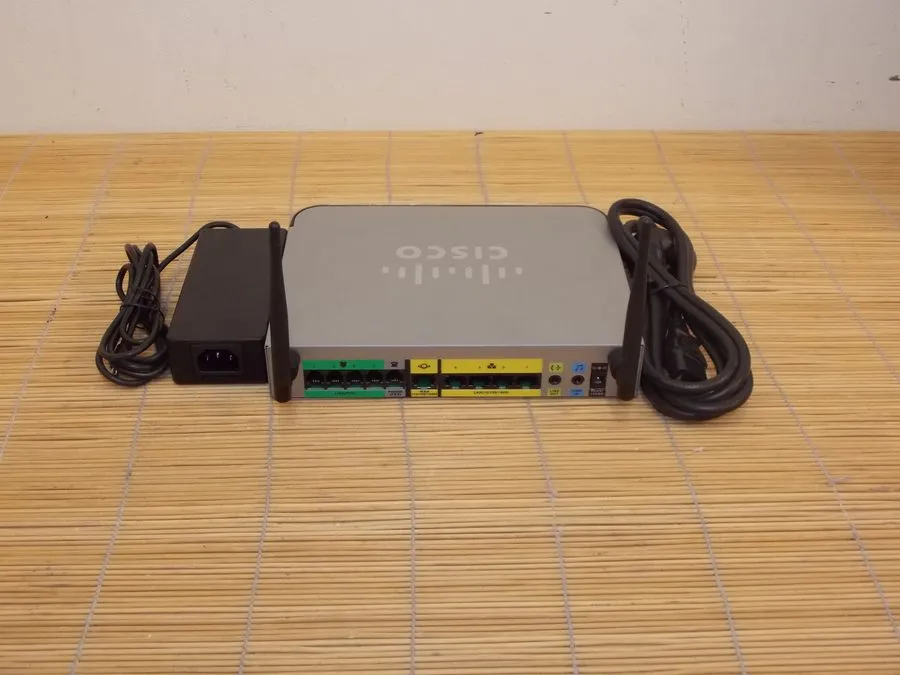 VoIP-шлюз Cisco UC320W-FXO-K9 Small Business Unified Communications system