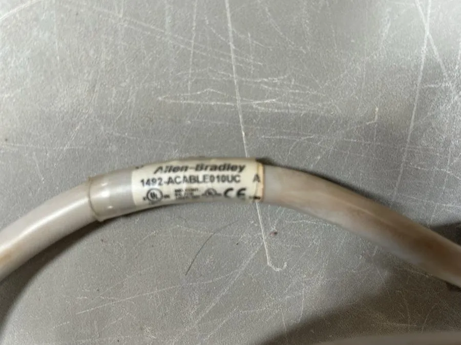 Клеммник Allen Bradley 1492-ACABLE010UC Pre-Wired 1.0m Cable