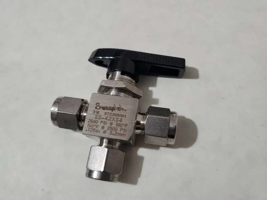 Клапан Swagelok SS-42XS4 1/4" 316 SS 3-Way Ball Valve 2500 PSI Tube Fitting