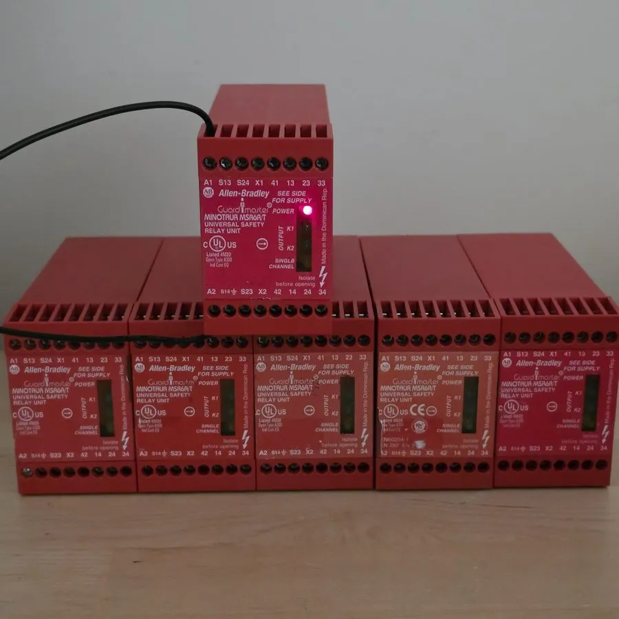 Реле безопасности Allen-Bradley 440R-C23017 Safety Relay MSR6R/T 24V AC/DC Ser B