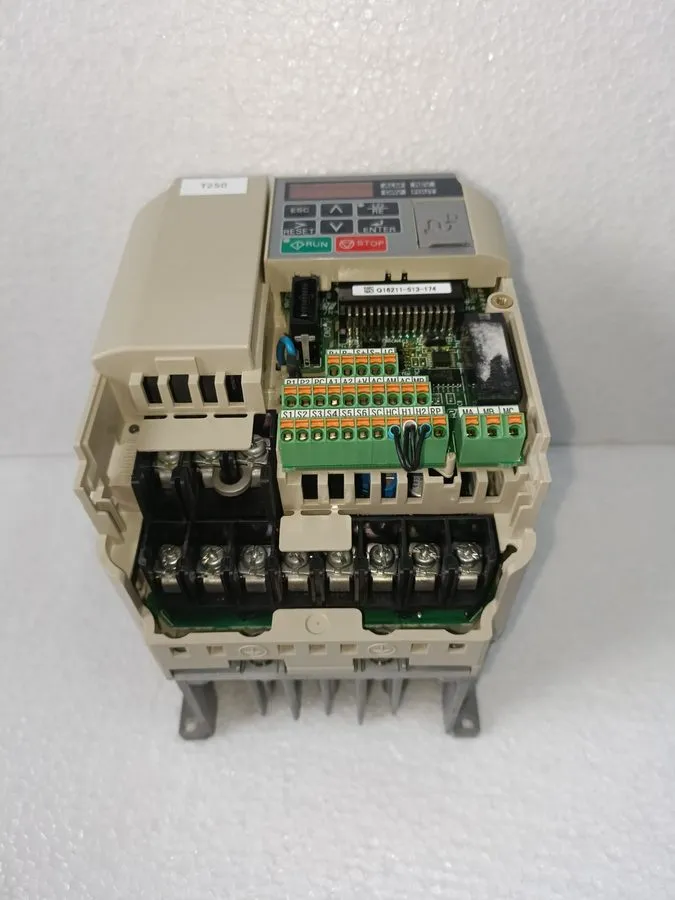 Частотный преобразователь Yaskawa CIMR-VCBA0006BAA V1000 Rev:A 1.1kW Inverter — фото лота 1