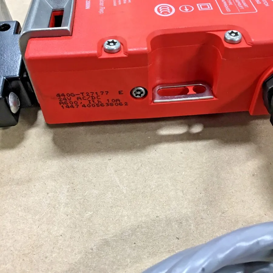 Реле безопасности Allen Bradley TLS2-GD2 Guardmaster Safety Switch 440G-T27177 /