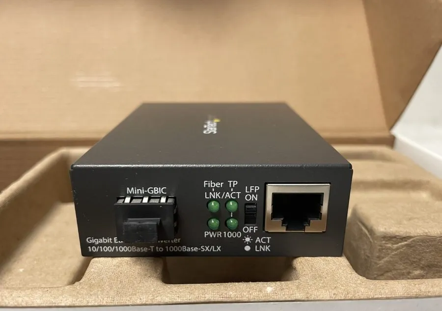 Медиаконвертер StarTech MCM1110SFP Gigabit Ethernet Fiber Media Converter w/ Ope