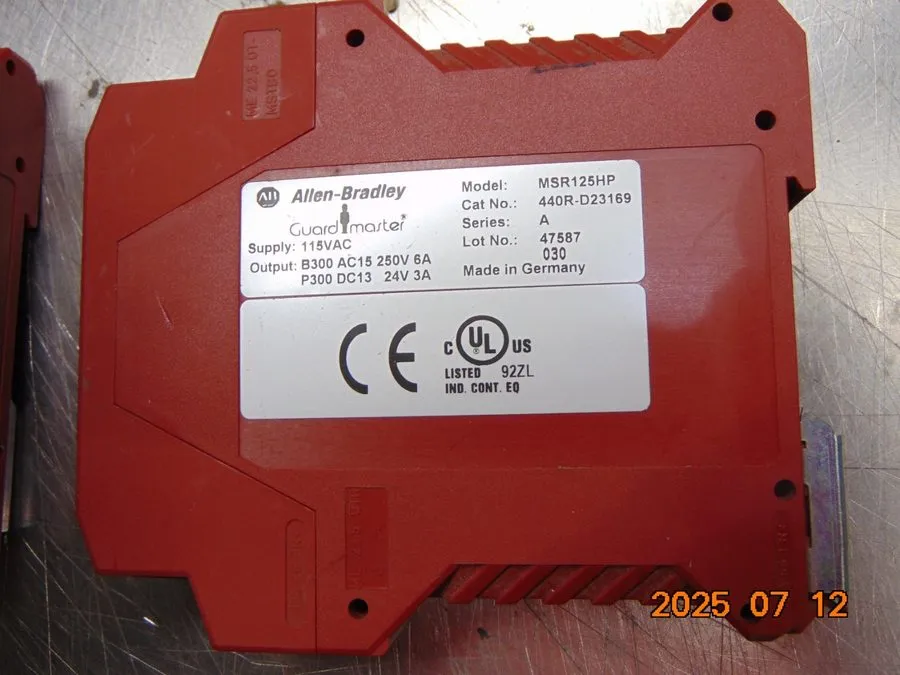 Реле безопасности ALLEN-BRADLEY 440R-D23169 MSR125HP SAFETY RELAY 115VAC 2NO