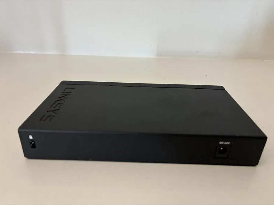 Коммутатор Linksys SE3008 8-Port Gigabit Ethernet Desktop Switch