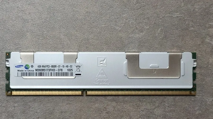 Модуль памяти SAMSUNG M393B5173FHD-CF8 4GB PC3-8500R DDR3-1066 4RX8 ECC — фото лота 1