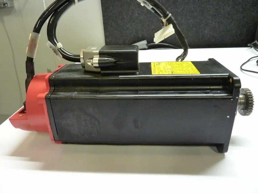 Серводвигатель FANUC AC Servo Motor 02/3000 A06B-0373-B175 0.5 kW 199V 3000RPM