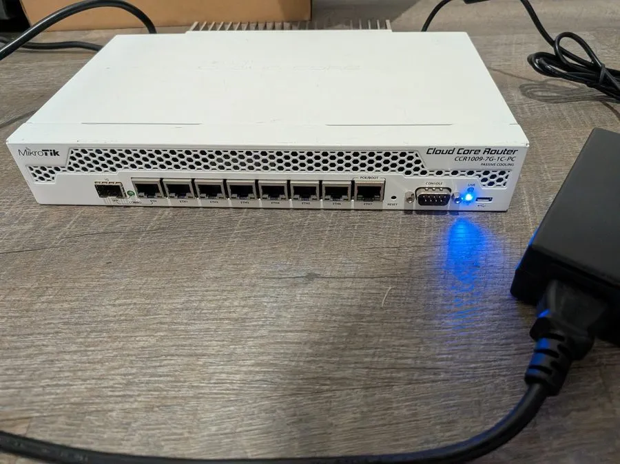 Маршрутизатор MikroTik CCR1009-7G-1C-PC Cloud Core Router 9-Core 1GHz 7-Port Gig — фото лота 1