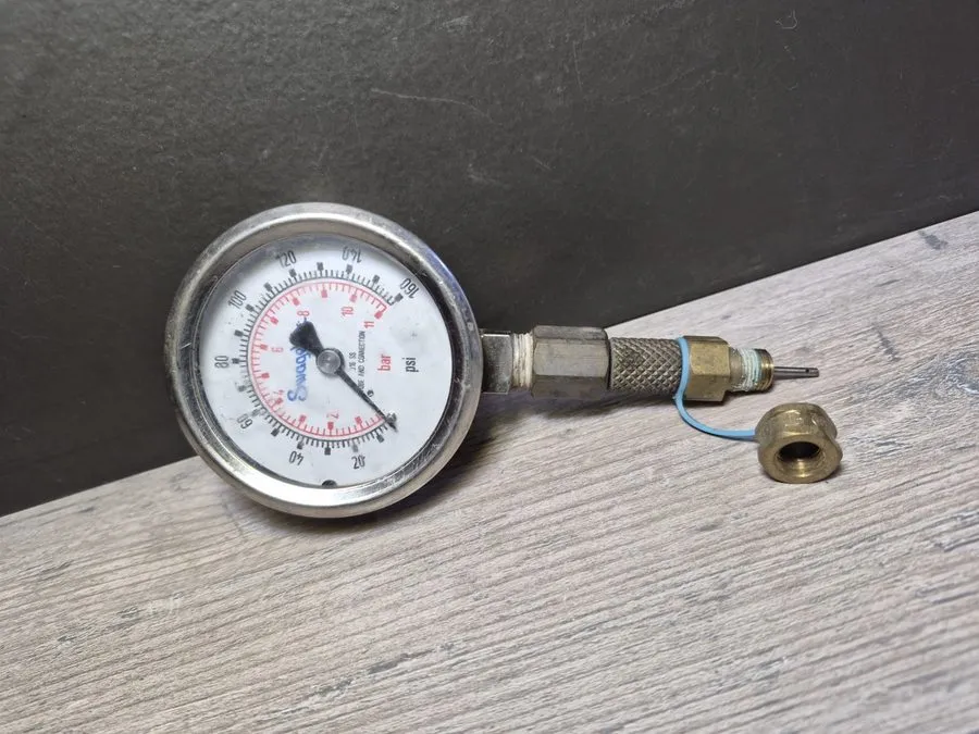 Трубопроводная арматура SWAGELOK PRESSURE GAUGE 316SS WITH PLUG VALVE SS-4P4 UNB