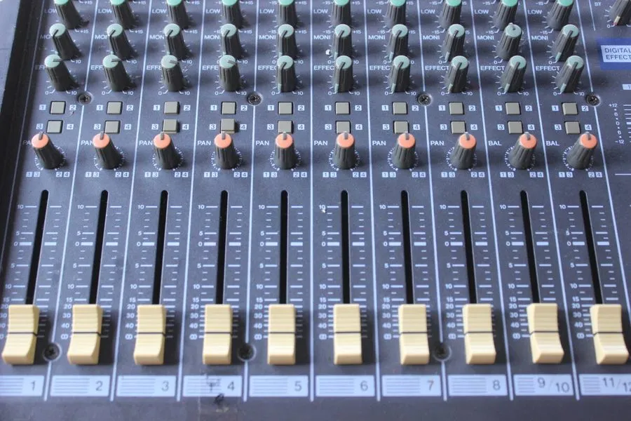 Микшерный пульт Yamaha MX12/4 12-Channel 4-Bus Analog Mixing Console DJ Audio 38