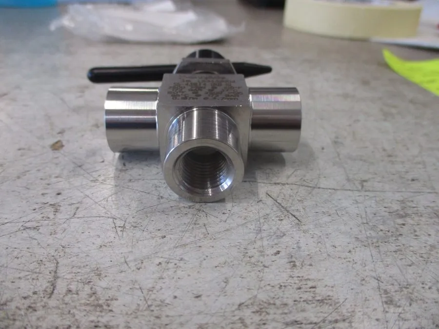 Клапан Swagelok Stainless Steel 3-Way Ball Valve SS-43XLF4-BKB-KL 2500 PSIG Box
