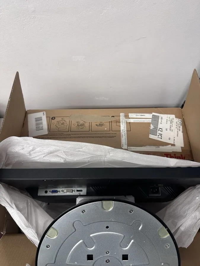 Монитор Lenovo ThinkVision LT2252p 22" Monitor 1680x1050 5ms 250Nit VESA 100x100