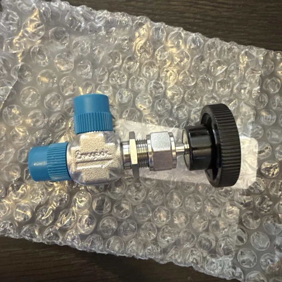 Клапан Swagelok SS-1RM4-A Integral Bonnet Angle-Pattern Needle Valve FNSP — фото лота 2