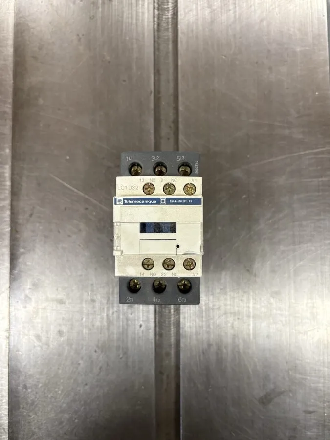 Контактор Schneider Electric TeSys LC1D32 BD 24V DC Contactor (J3B)