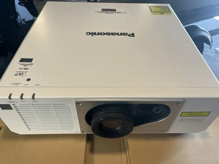 Проектор Panasonic PT-RZ570 5400 Lumen Laser DLP Projector (3427 hours) — фото лота 2