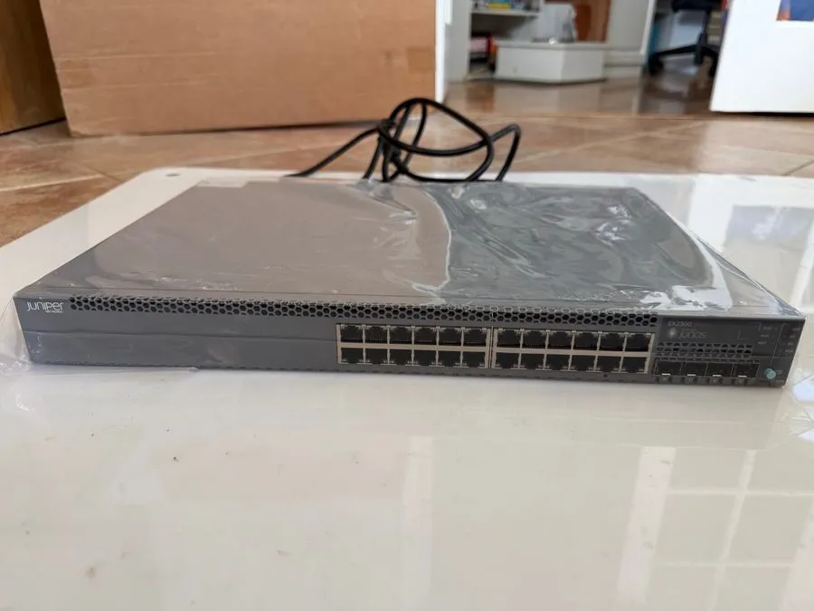 Коммутатор Juniper EX2300-24P Rack Mountable Ethernet Switch (UNCLAIMED)